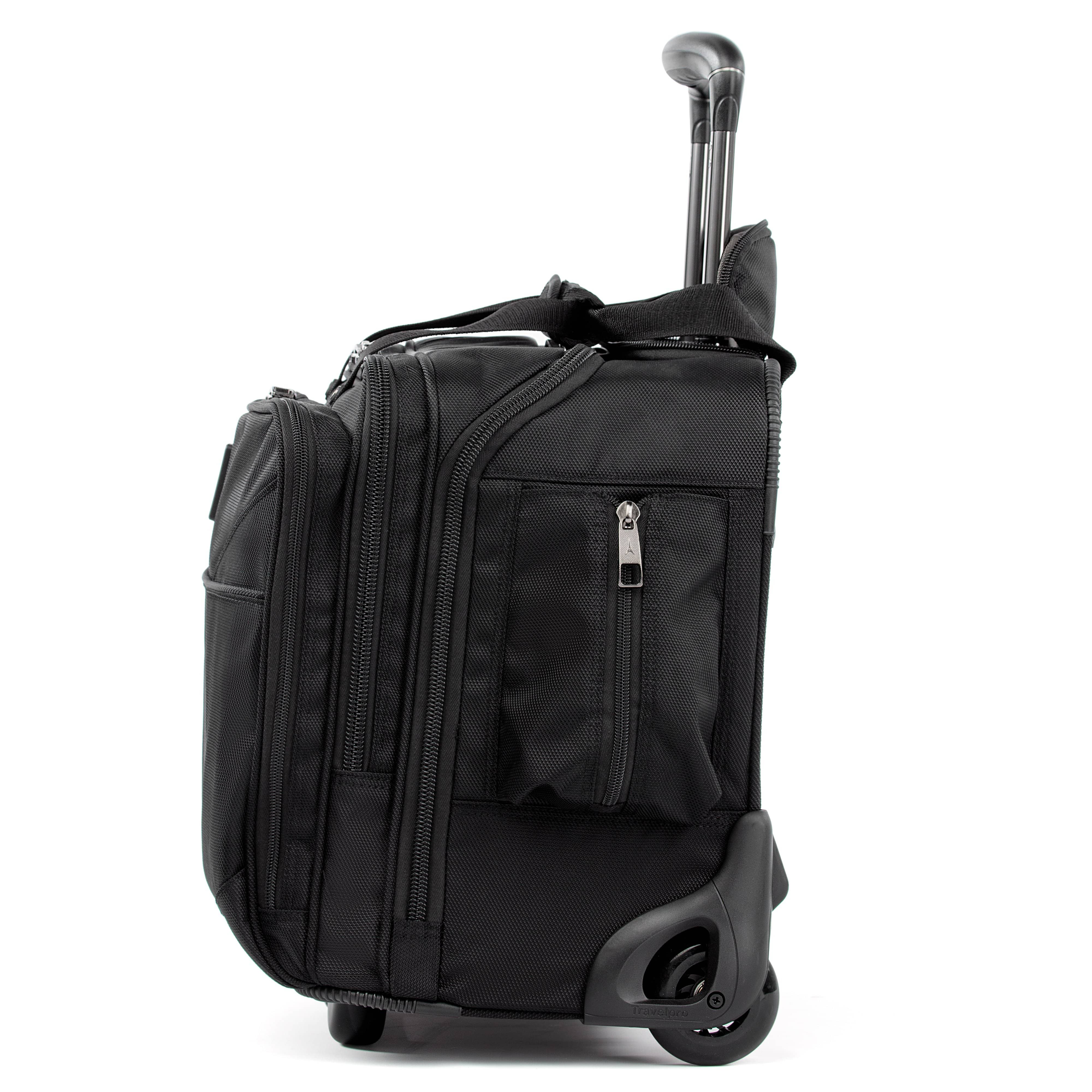 Travelpro FlightCrew5 com rolamento horizontal durante a noite