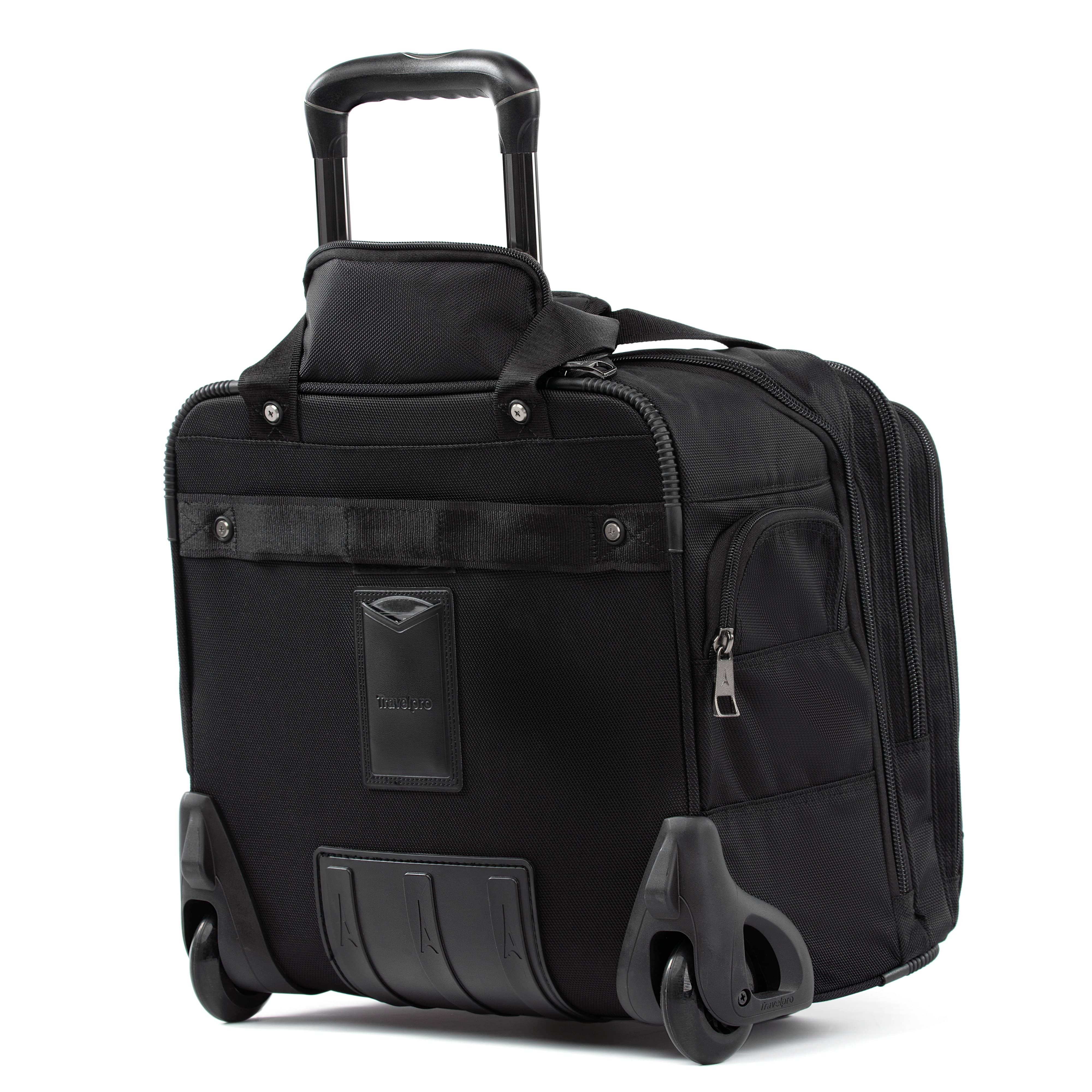 Travelpro FlightCrew5 com rolamento horizontal durante a noite