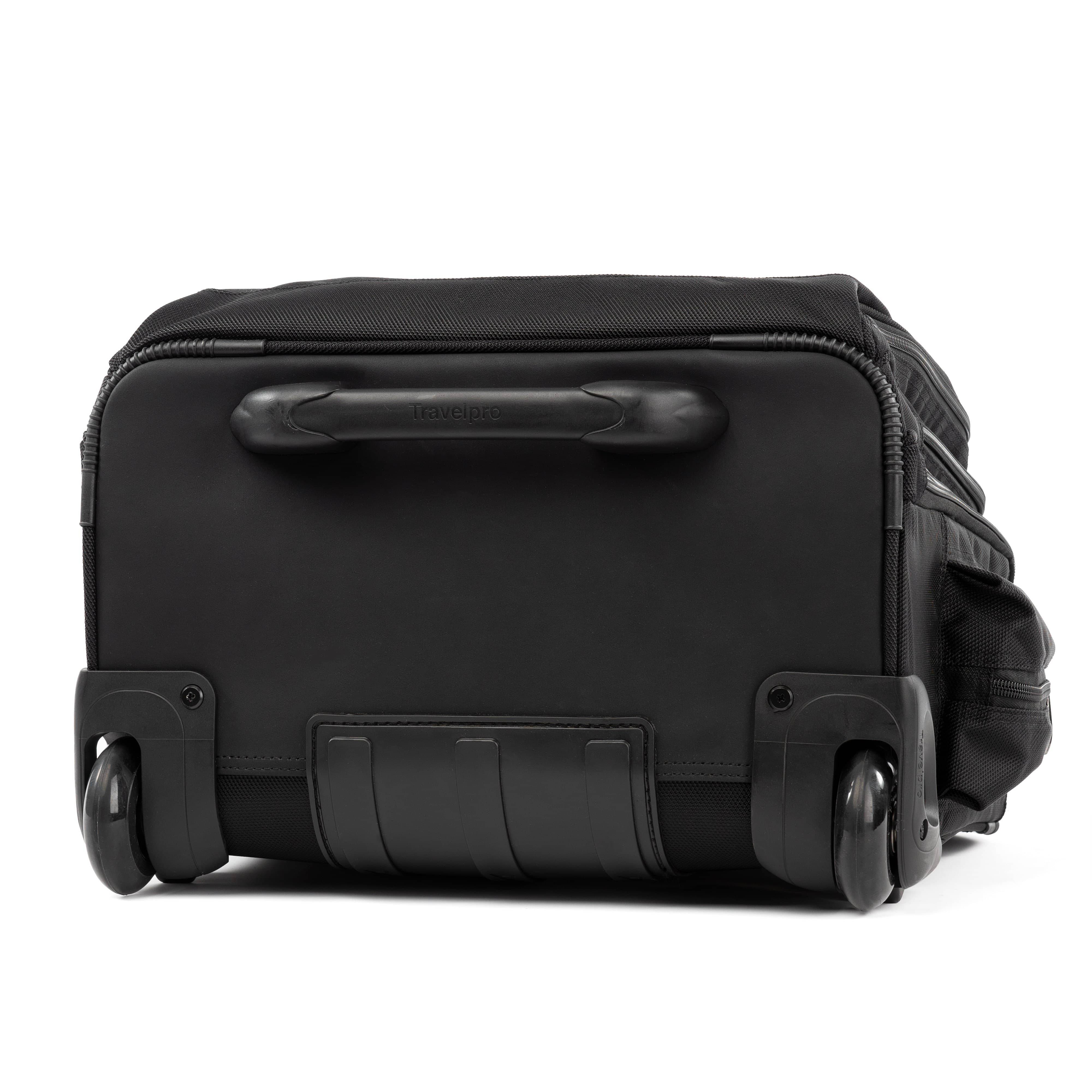 Travelpro FlightCrew5 com rolamento horizontal durante a noite